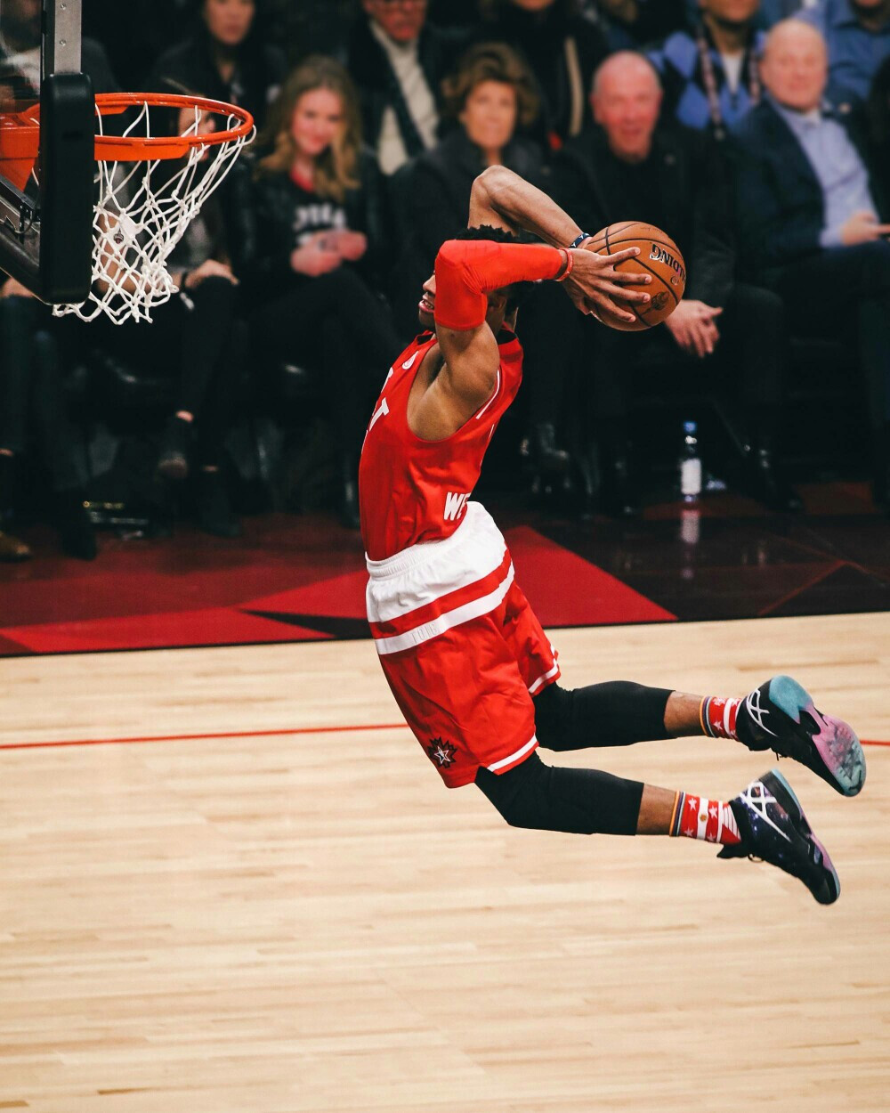 湖人全队齐心战胜快船（湖人众志成城击败快船）