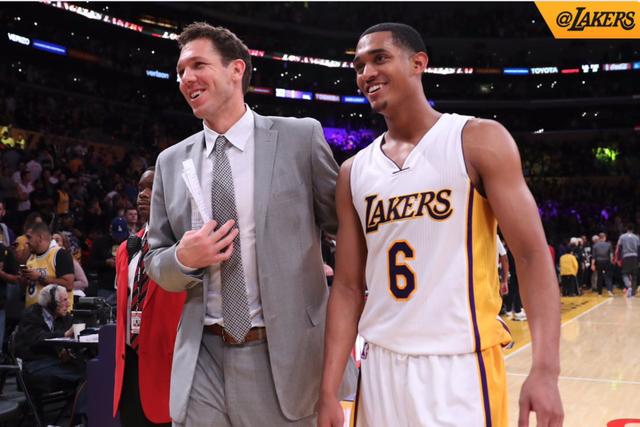 永远的科皇！拜仁在对阵圣保利赛前为科曼补办告别仪式（科皇永存！拜仁战圣保利前为科曼补办告别仪式）