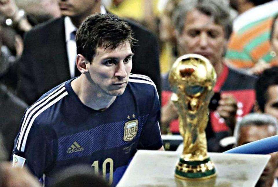 从手足无措到游刃有余，齐达内在公园学着踢毽子（齐达内公园学踢毽子：从生疏到娴熟）