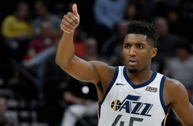 张外龙：曾跟球迷承诺一定会回到重庆；跪谢最努力的球员们（张外龙称曾许诺定会回到重庆，跪地感谢最拼的球员）