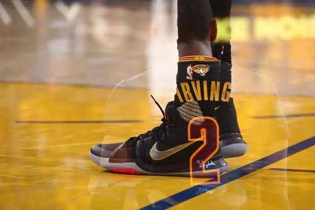 今年上海双雄争冠战启用外籍裁判，去年的主裁为傅明、李海新（上海双雄争冠大战今年启用外籍裁判，去年主哨为傅明、李海新）