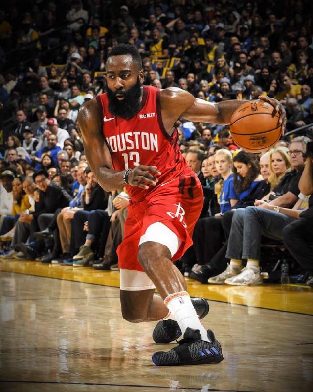 下半场手感不佳！吉迪全场13中7，得到17分11板7助（下半场手感下滑，吉迪全场13投7中，贡献17分11板7助）