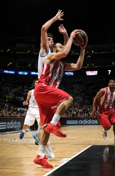 欧文快攻压哨上篮，全场沸腾（欧文末秒快攻上篮引爆全场）